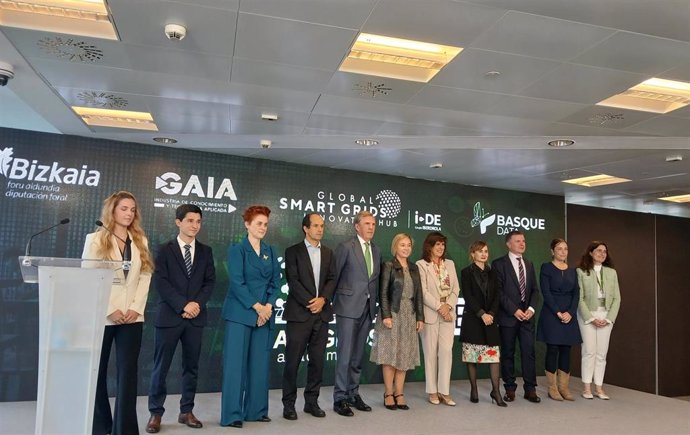 Presentación del proyecto Smart Grids Academy en Bilbao, con la presencia, entre otros, de la diputada de Promoción Económica de Bizkaia, Ainara Basurko, y el director de Personas y Servicios del Grupo Iberdrola y delegado en País Vasco, Asís Canales.