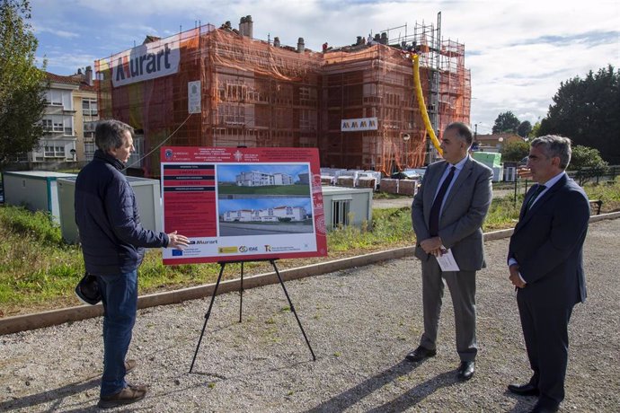 El Consejero De Fomento, Vivienda, Ordenación Del Territorio Y Medio Ambiente, Roberto Media, Visita Las Obras De Rehabilitación Energética De La Urbanización Las Arenas En La Playa De Marzán