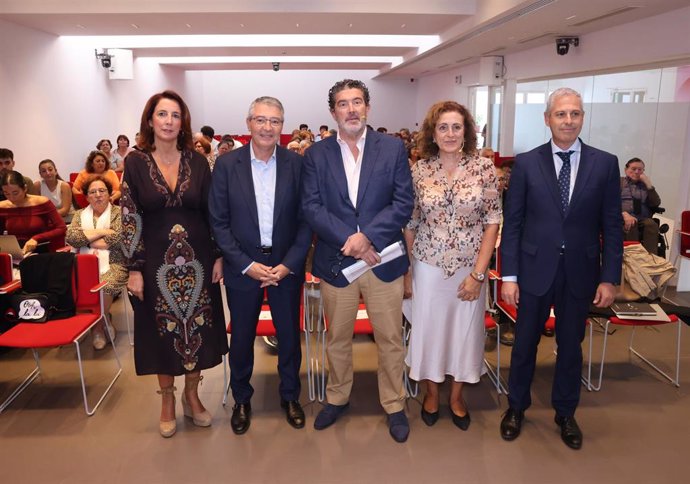 El encuentro ha tenido lugar en el centro La Malagueta de Diputación de Málaga, con la asistencia del presidente de la institución, Francisco Salado, la presidenta de la APM, Elena Castilla, y el representante de Caixabank, Antonio Caballero, entre otros.