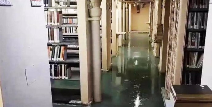 Imágenes de las inundaciones en una sala de la Biblioteca Nacional de España.