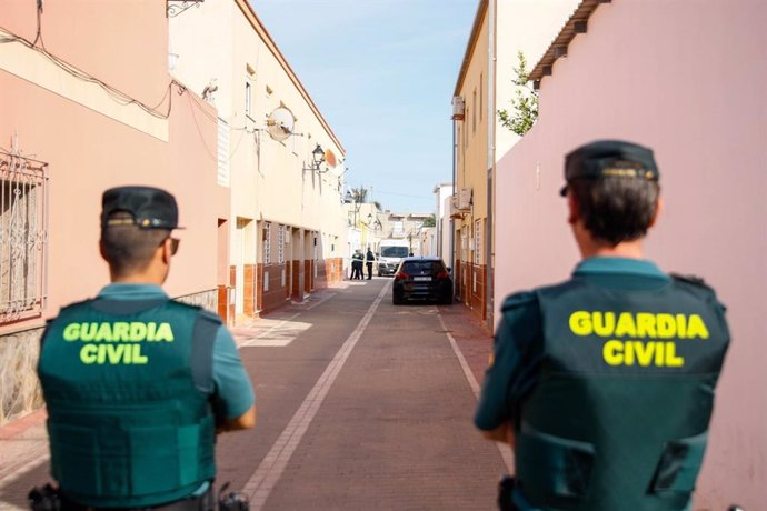 La Guardia Civil custodia el domicilio de la mujer presuntamente asesinada por su pareja en La Mojonera (Almería).