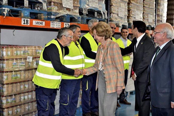 La reina emérita saluda al personal voluntario del Banco de Alimentos de Jaén