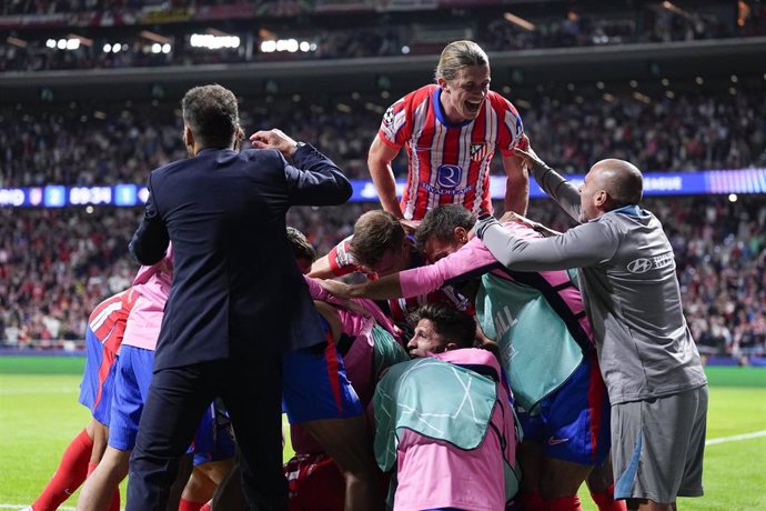 Archivo - Los jugadores del Atlético de Madrid celebran gol de la victoria de José María Giménez ante el RB Leipzig en la Liga de Campeones 2024-2025