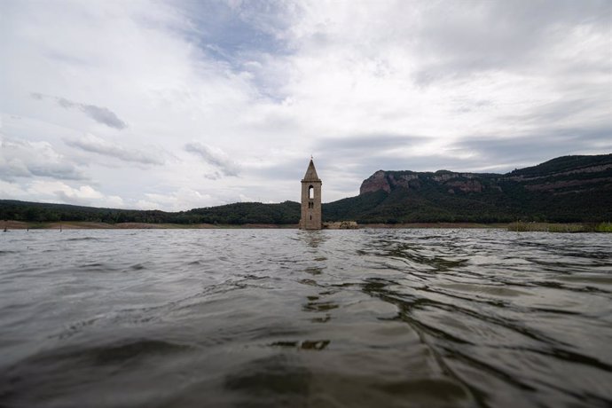 Archivo - El pantà de Sau, a 22 de junio de 2024, en Vilanova de Sau, Barcelona, Catalunya (España). El pantano de Sau, conocido por su iglesia abandonada cuyo campanario emerge cuando el nivel del agua baja, ha superado el umbral del 40% de su capacidad 