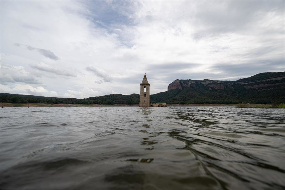 Archivo - El pant de Sau, a 22 de junio de 2024, en Vilanova de Sau, Barcelona, Catalunya (España). El pantano de Sau, conocido por su iglesia abandonada cuyo campanario emerge cuando el nivel del agua baja, ha superado el umbral del 40% de su capacida