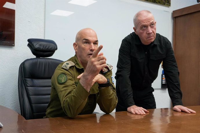 Archivo - HANDOUT - 13 August 2024, Israel, Berlin: Israeli Minister of Defense Yoav Gallant (R)  talks with Head of the IDF's Northern Command, Maj. Gen. Uri Gordin during a visit to an IDF intelligence base in northern Israel. Photo: Ariel Hermoni/GPO/d