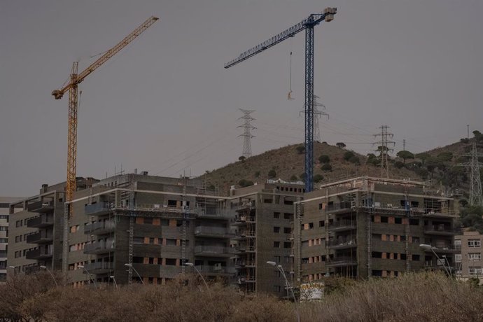 Archivo - Viviendas en construcción