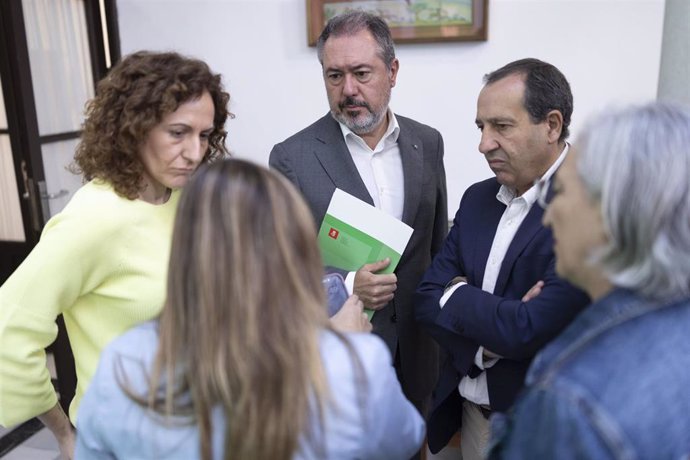 El secretario general del PSOE-A, Juan Espadas, en una reunión con CCOO-A sobre el sistema de dependencia. (Foto de archivo).