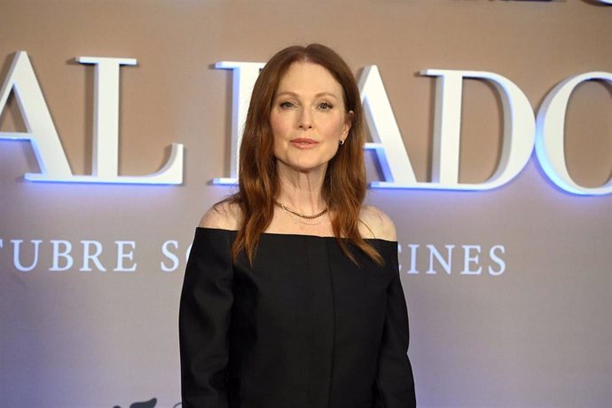 Julianne Moore posa en el photocall de la película 'La habitación de al lado', a 16 de octubre de 2024, en Madrid (España).