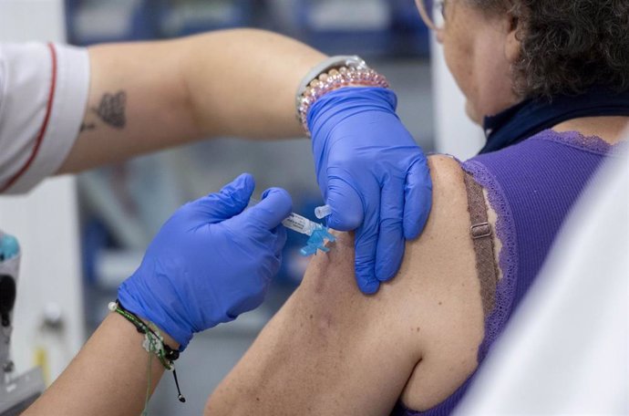 Una mujer se vacuna durante la campaña de vacunación contra la gripe, en un centro de salud, a 14 de octubre de 2024, en Madrid (España)