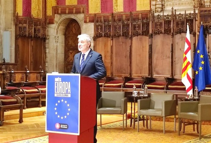 El alcalde de Barcelona, Jaume Collboni, este martes en el acto de izado de la bandera de Europa.