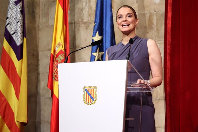 Archivo - La presidenta del Govern, Margalida Prohens, en una rueda de prensa.