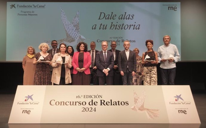 El subdirector general de la Fundació ”la Caixa”,Marc Simón, y la directora general de Gent Gran de la Junta d'Andalusia,  Rocío Barragán, con los ganadores del 16 Concurso de Relatos Escritos por Gente Mayor