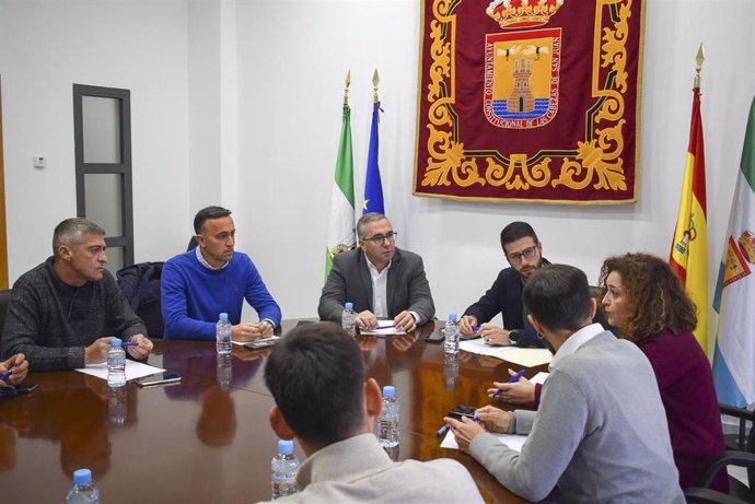 Archivo - El alcalde de Los Palacios, Juan Manuel Valle (IP-IU), en una reunión mantenida en el Ayuntamiento de Las Cabezas de San Juan (Sevilla) por el impacto de la borrasca Bernard