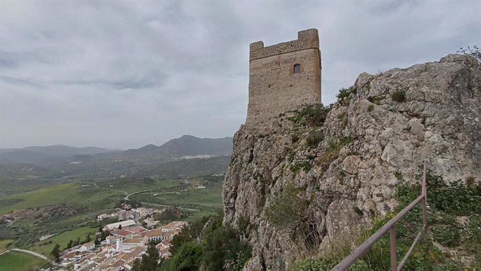 Vista de la Torre del Homenaje y el pueblo de Zahara de la Sierra a sus pies.