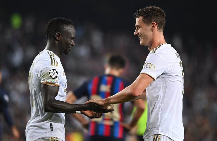 Archivo - ayern Munich's Benjamin Parvard (R) celebrates with his teammate Sadio Mane after scoring his side's third goal during the UEFA Champions League Group C soccer match between FC Barcelona and Bayern Munich at Camp Nou