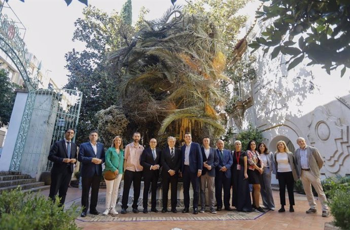 Autoridades en la foto de familia en la instalación de Flora en el Palacio de la Merced.