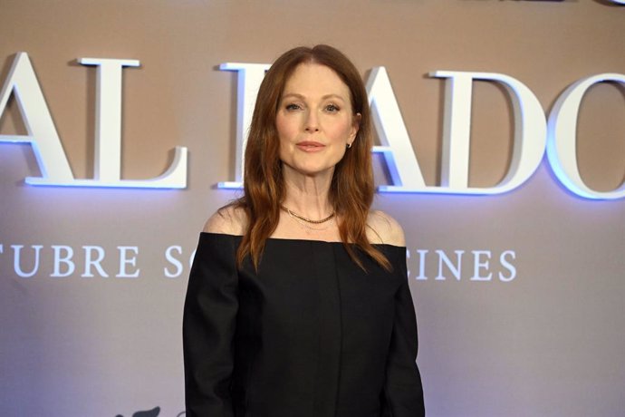 Julianne Moore posa en el photocall de la película 'La habitación de al lado', a 16 de octubre de 2024, en Madrid (España).