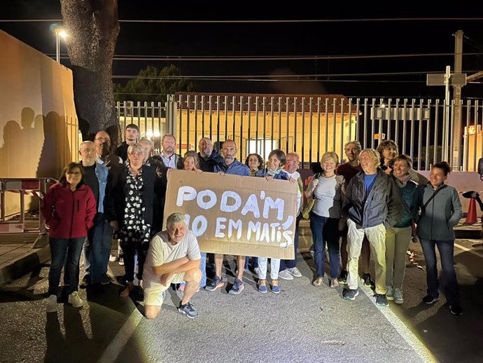 Activistas concentrados para impedir la tala de los pinos de la estación des Figueral.