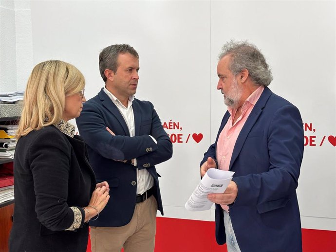 Julio Millán (c), junto a María del Carmen Angulo y Francisco Lechuga.