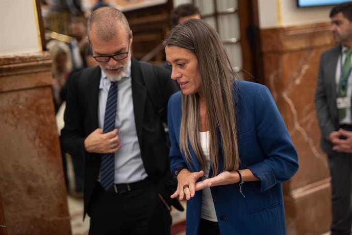 La portavoz de Junts en el Congreso, Miriam Nogueras, a su salida de una sesión plenaria en el Congreso de los Diputados, a 15 de octubre de 2024, en Madrid (España).