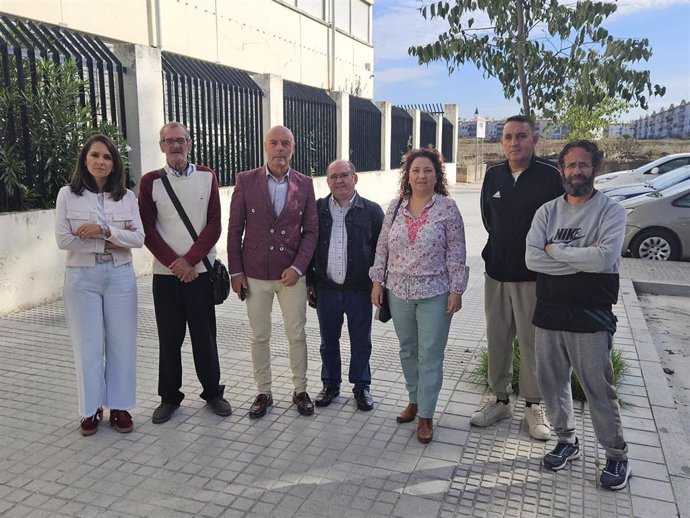 Visita de cargos del PSOE al centro Duque de Rivas con vecinos de Las Palmeras.