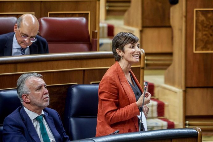 La ministra de Vivienda, Isabel Rodríguez, interviene durante una sesión de control al Gobierno, en el Congreso de los Diputados, a 9 de octubre de 2024, en Madrid (España).