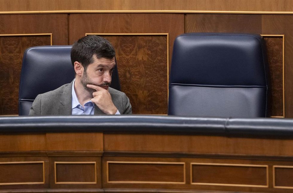 El ministro de Derechos Sociales, Consumo y Agenda 2030, Pablo Bustinduy, durante una sesión plenaria, en el Congreso de los Diputados, a 22 de octubre de 2024, en Madrid (España).