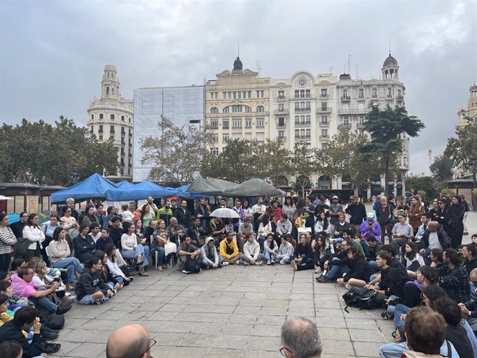 La acampada por la vivienda en València se mantendrá durante este miércoles y tiene el objetivo de llegar al domingo