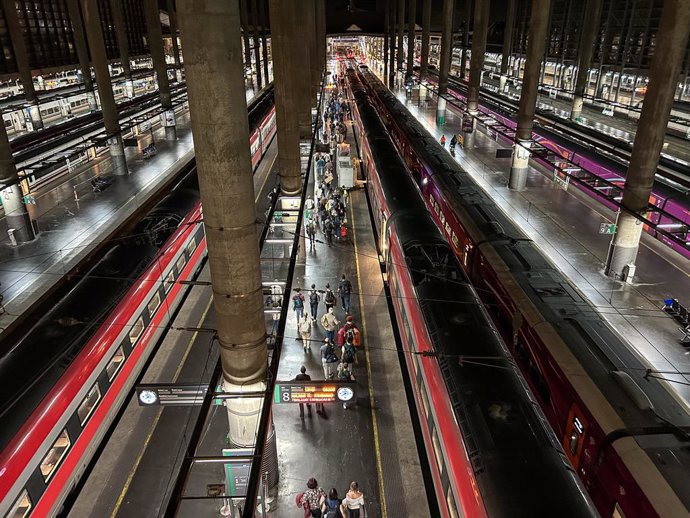 ersonas en el andén esperan para montar en el tren, en la estación de Atocha, a 19 de octubre de 2024, en Madrid (España). Un tren ha descarrilado en el túnel entre Atocha y Chamartín