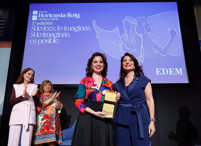 Hortensia Roig, presidenta de EDEM, y Ainoa García, ganadora del premio Hortensia Roig de literatura infantil