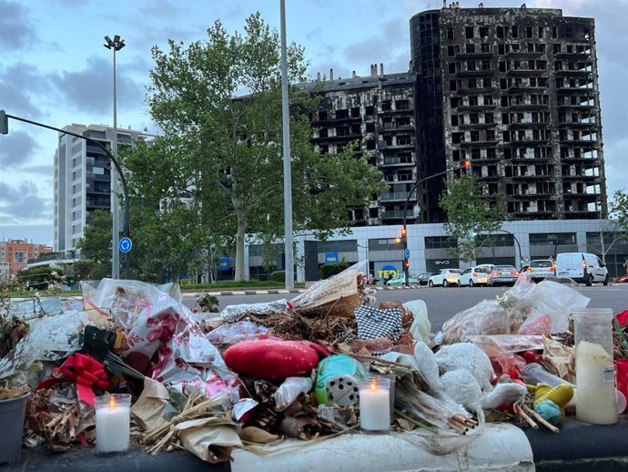 Archivo - Edificios incendiados en Campanar junto a flores y velas