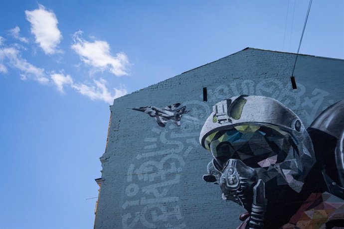 Archivo - August 30, 2022, Kyiv, Ukraine: Mural ''Ghost of Kyiv'' dedicated to Ukrainian military pilots defending the skies of Ukraine from Russian aggression. The image shows a pilot in the cockpit of the famous MiG-29 aircraft. This is a collective ima