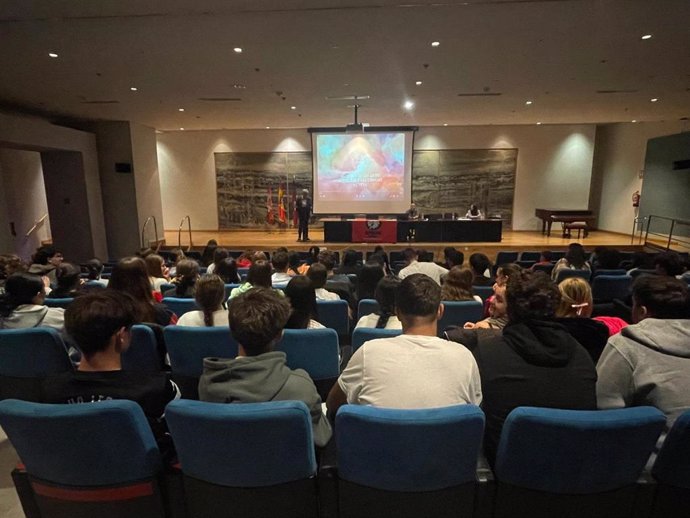 Los alumnos de instituto de León durante su participación este martes en una de las charlas del Festival Internacional de Ficción Insólita 'Quimeras'.