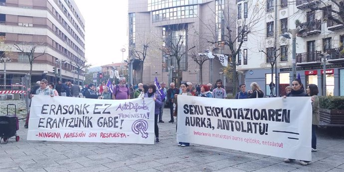 Concentración en Barakaldo (Bizkaia) en denuncia de los últimos casos de violencia y explotación laboral y sexual a mujeres