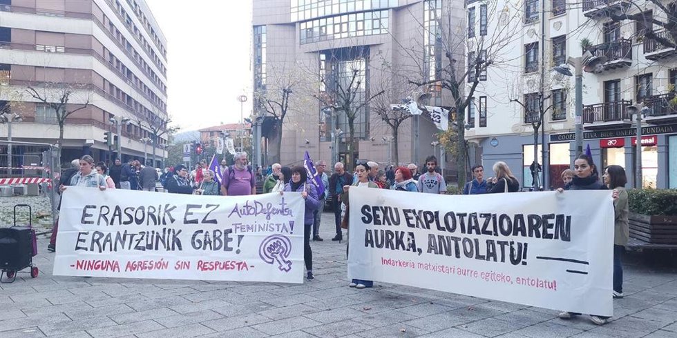 Concentración en Barakaldo (Bizkaia) en denuncia de los últimos casos de violencia y explotación laboral y sexual a mujeres