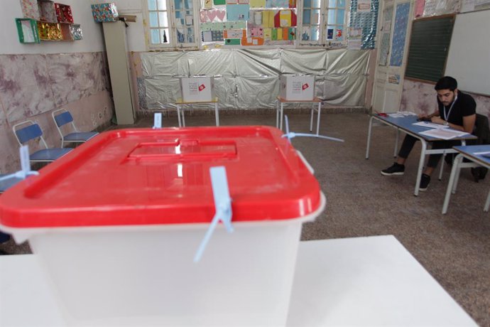 October 6, 2024, Tunis, Tunisia: Tunisia, October 6, 2024. Tunisian citizens at Tunisia, October 6, 2024. Tunisian citizens at a polling station in Tunis during the presidential election in Tunis, . Tunisia's electoral body, the Independent High Authority