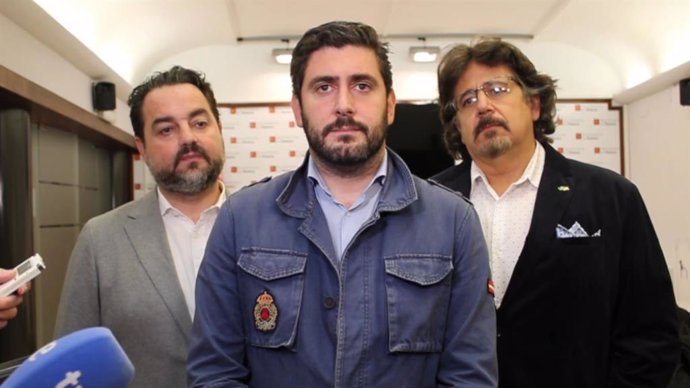 El portavoz del grupo parlamentario de VOX en las Cortes de Aragón, Alejandro Nolasco; el diputado por Huesca David Arranz; y el concejal en el Ayuntamiento de Huesca José Luis Rubió.