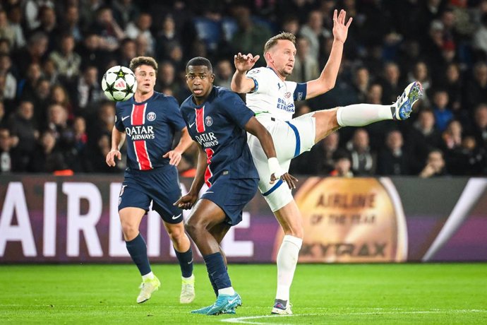 22 October 2024, France, Paris: PSG's Willian Pacho and Eindhoven's Luuk de Jong in action during the UEFA Champions League soccer match between Paris Saint-Germain and PSV Eindhoven at Parc des Princes Stadium. Photo: Matthieu Mirville/ZUMA Press Wire/dp