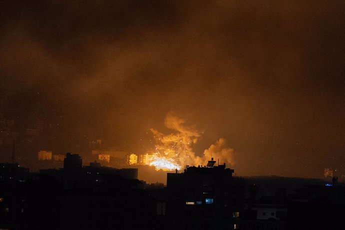 27 September 2024, Lebanon, Beirut: Explosions are seen after a massive Israeli air attack on the southern suburbs of Beirut. Photo: Timothy Wolfer/ZUMA Press Wire/dpa