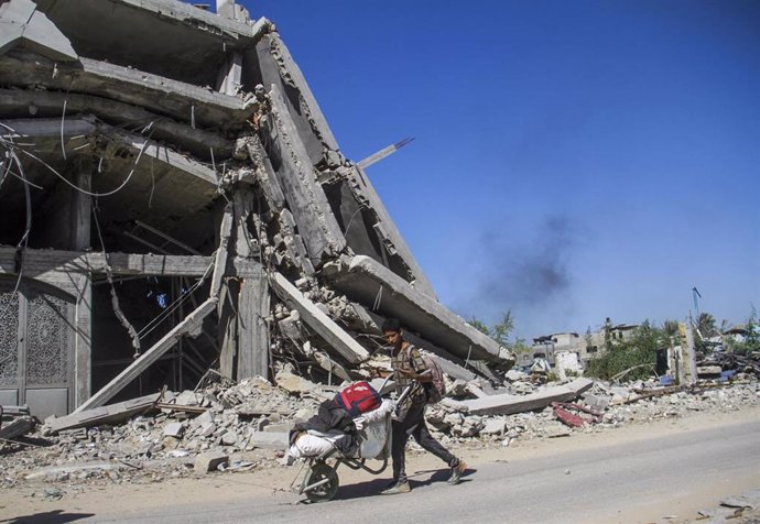 Palestinos desplazados de la ciudad de Beit Lahiya, en el norte de la Franja de Gaza, por los bombardeos israelíes