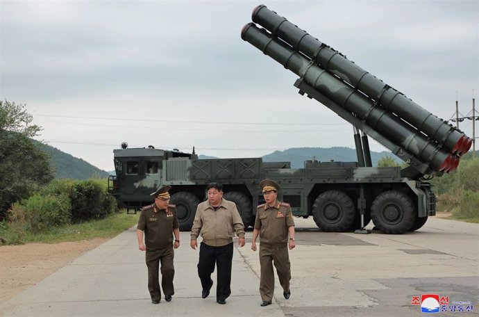 Archivo - Imagen de archivo del líder de Corea del Norte, Kim Jong Un, inspeccionando una prueba de misiles