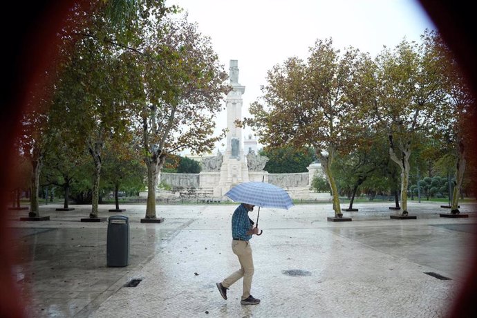 Transeuntes bajo sus paraguas durante la intensa lluvia. A 11 de octubre de 2024, en Cádiz (Andalucía, España). 