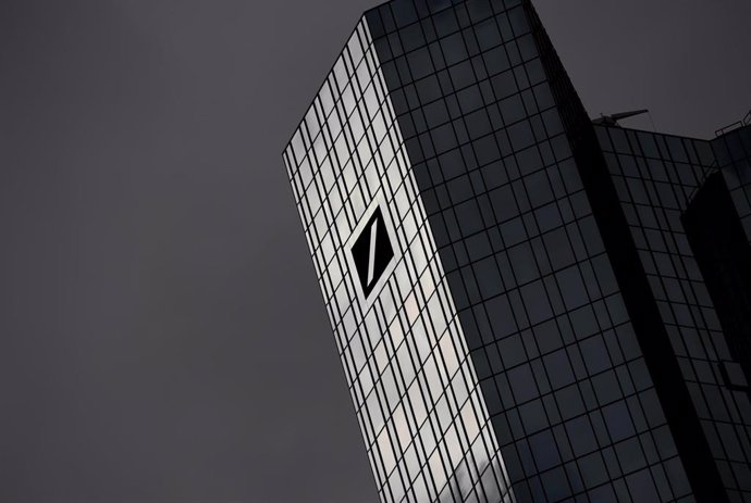 Archivo - FILED - 13 March 2020, Hessen, Frankfurt/Main: A general view of the Deutsche Bank logo displayed on the bank headquarters during cloudy weather. Despite a surprisingly good start to the year, Deutsche Bank ended the first quarter of 2020 with a