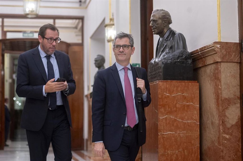 El ministro de Transporte y Movilidad Sostenible, Óscar Puente y el ministro de la Presidencia, Justicia y Relaciones de las Cortes, Félix Bolaños.