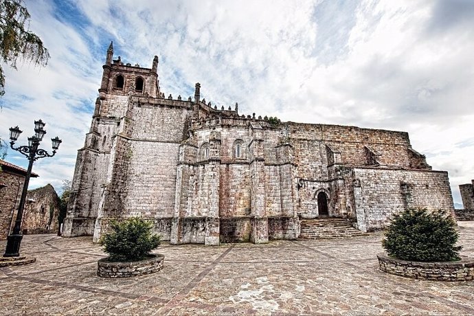 Iglesia de Santa María de los Angeles en San Vicente de la Barquera.