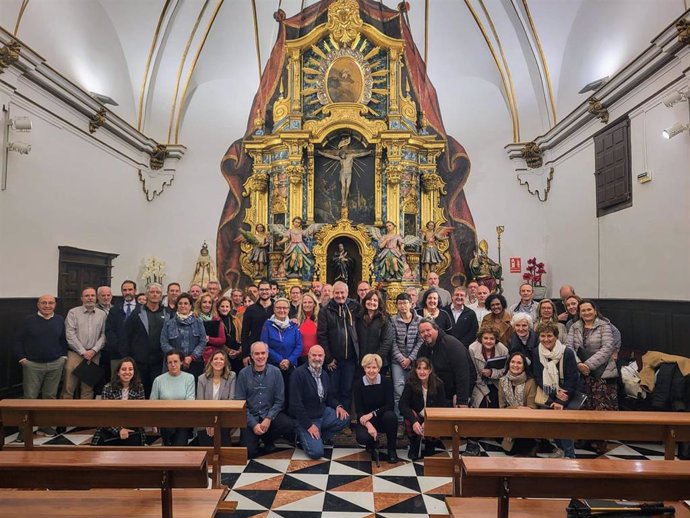 Voluntarios, peregrinos y miembros del Coro Divertimento, en el oratorio de San Felipe Neri, en la calle Ansoleaga.