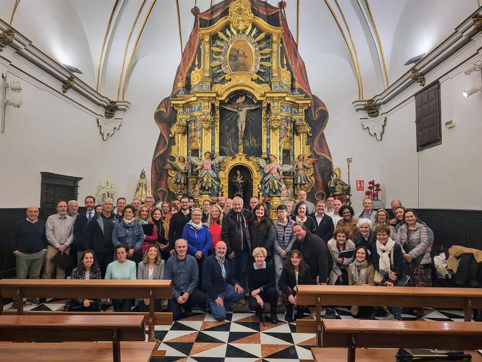 Voluntarios, peregrinos y miembros del Coro Divertimento, en el oratorio de San Felipe Neri, en la calle Ansoleaga.