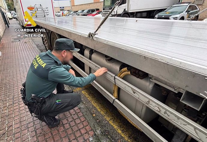 La Guardia Civil ha detenido a un hombre por sustraer 1.200 litros de gasoil de seis camiones estacionados en Cartes