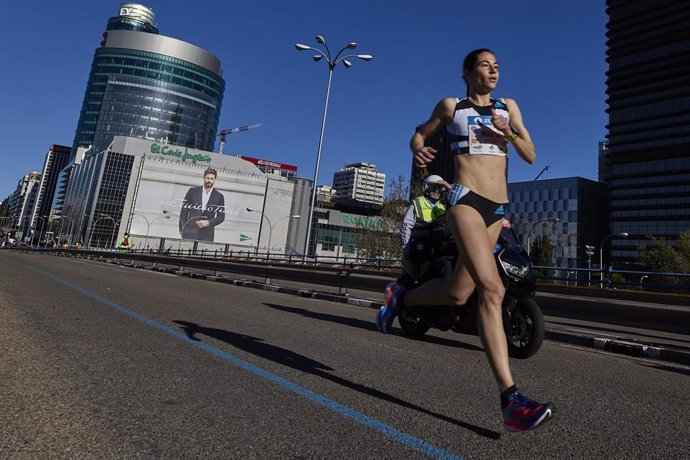 Archivo - Imagen de archivo de una mujer corriendo.